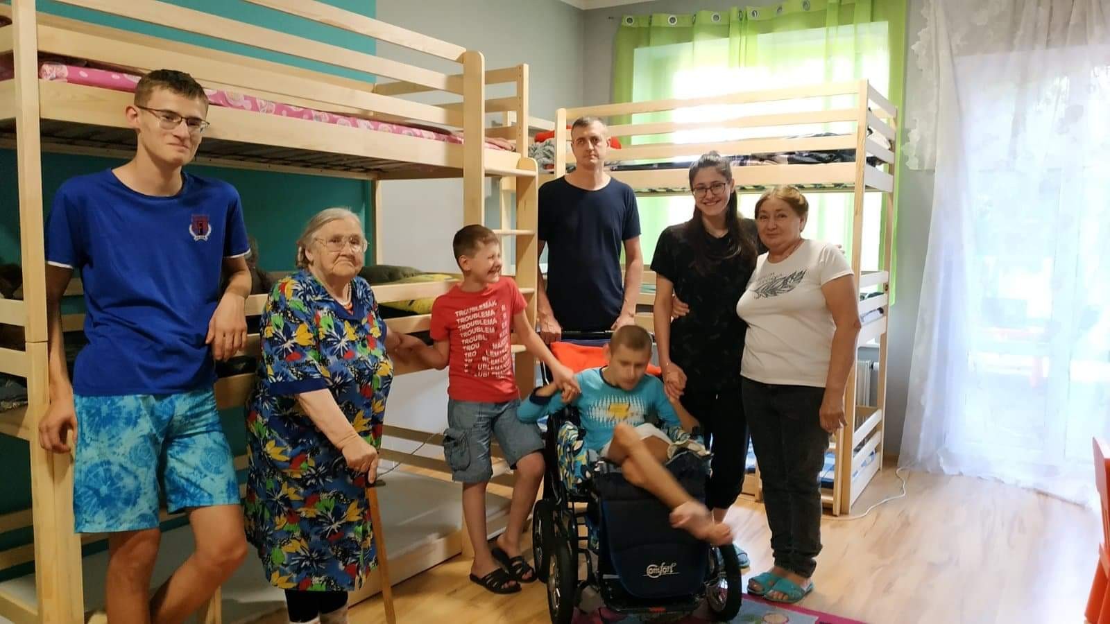 zakupione łóżka piętrowe i szcześliwa ukraińska rodzina