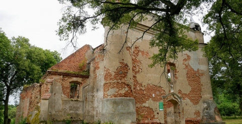 1 Ruiny kościoła w Chojnicy - plener filmów Ogniem i Mieczem oraz Dowód życia (fot