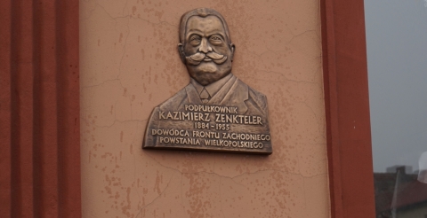 Płaskorzeźba Kazimierza Zenktelera w Buku (fot