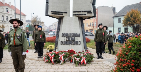 Uroczystości przy pomniku Bohaterów Ziemi Bukowskiej w Buku (fot