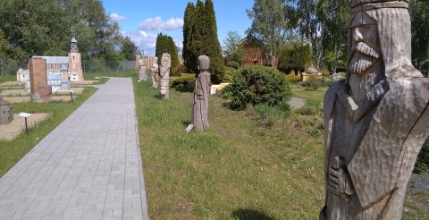 Rzeźby słowiańskich bóstw w Skansenie Miniatur Szlaku Piastowskiego