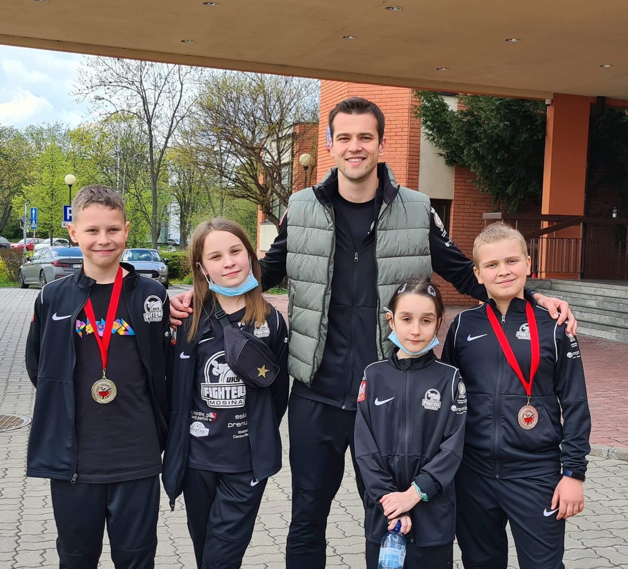 Na zdjęciu zawodnicy klubu UKS Fighters Mosina z trenerem