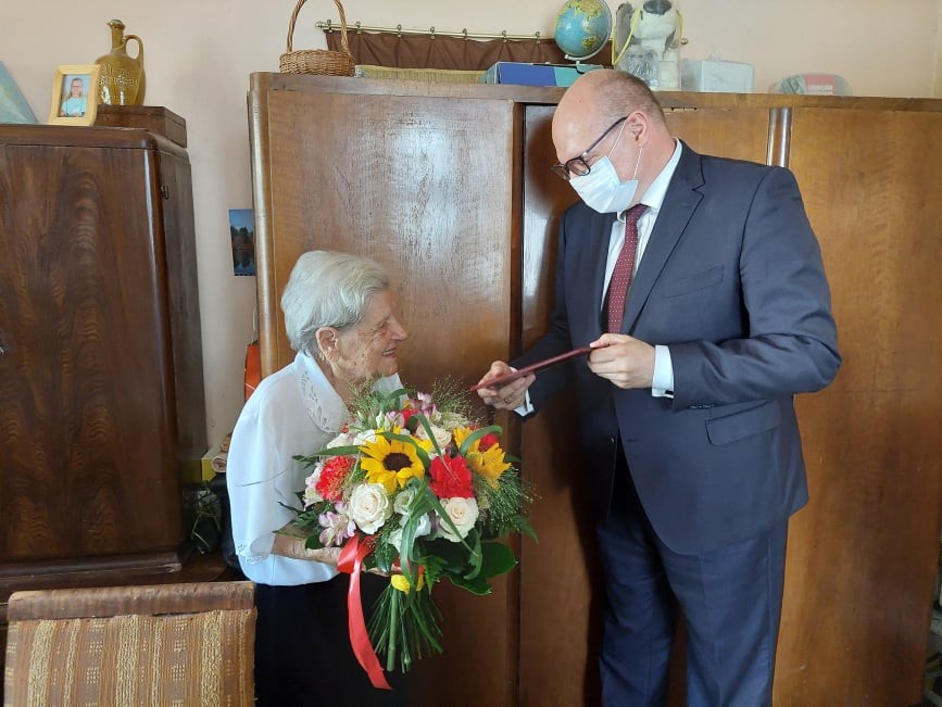 Na zdjęciu Burmistrz Gminy Mosina wręcza gratulacje Jubliatce