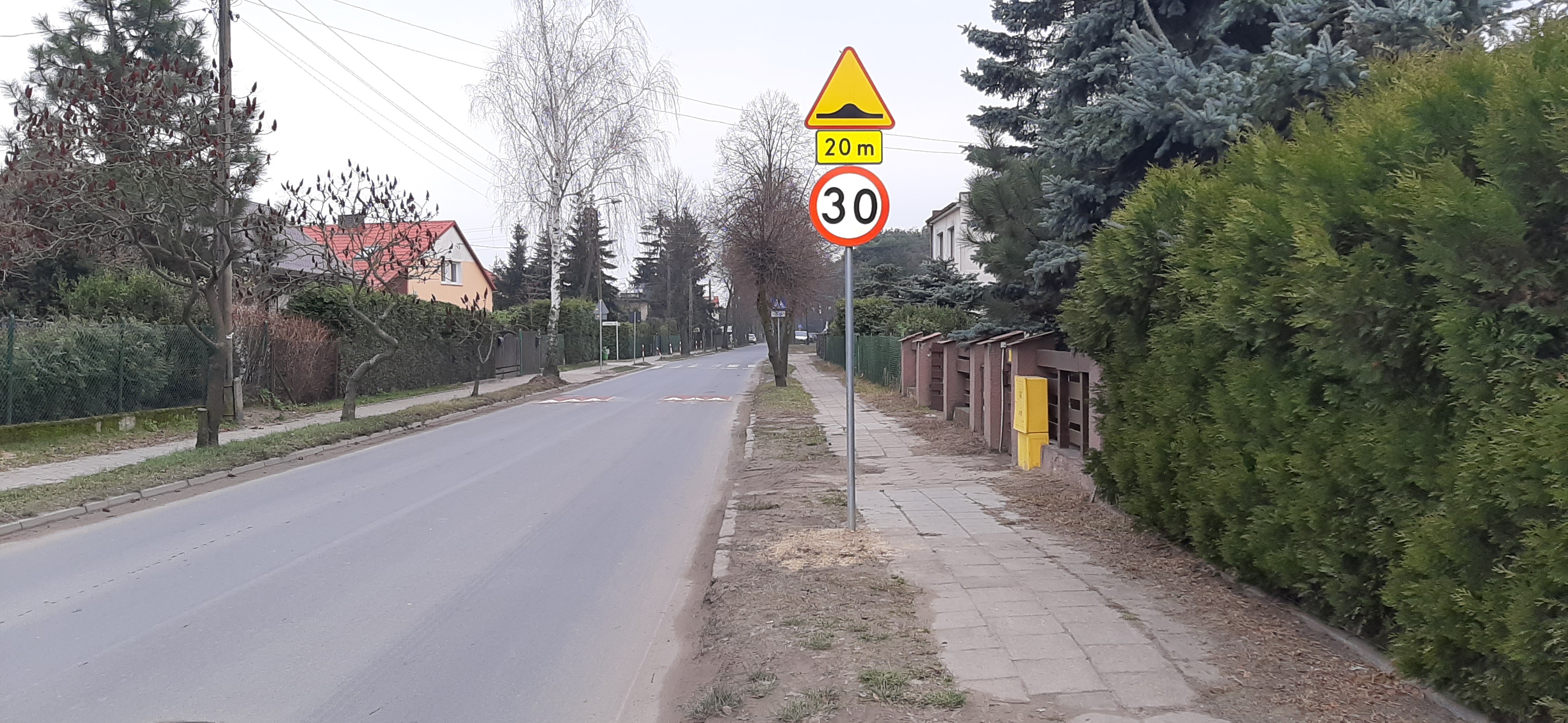 Progi zwalniające na ul. Krosińskiej