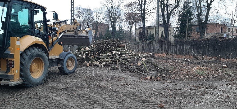 Porządkowanie placu na parkingu ziemnym przy Dworcu Kolejowym