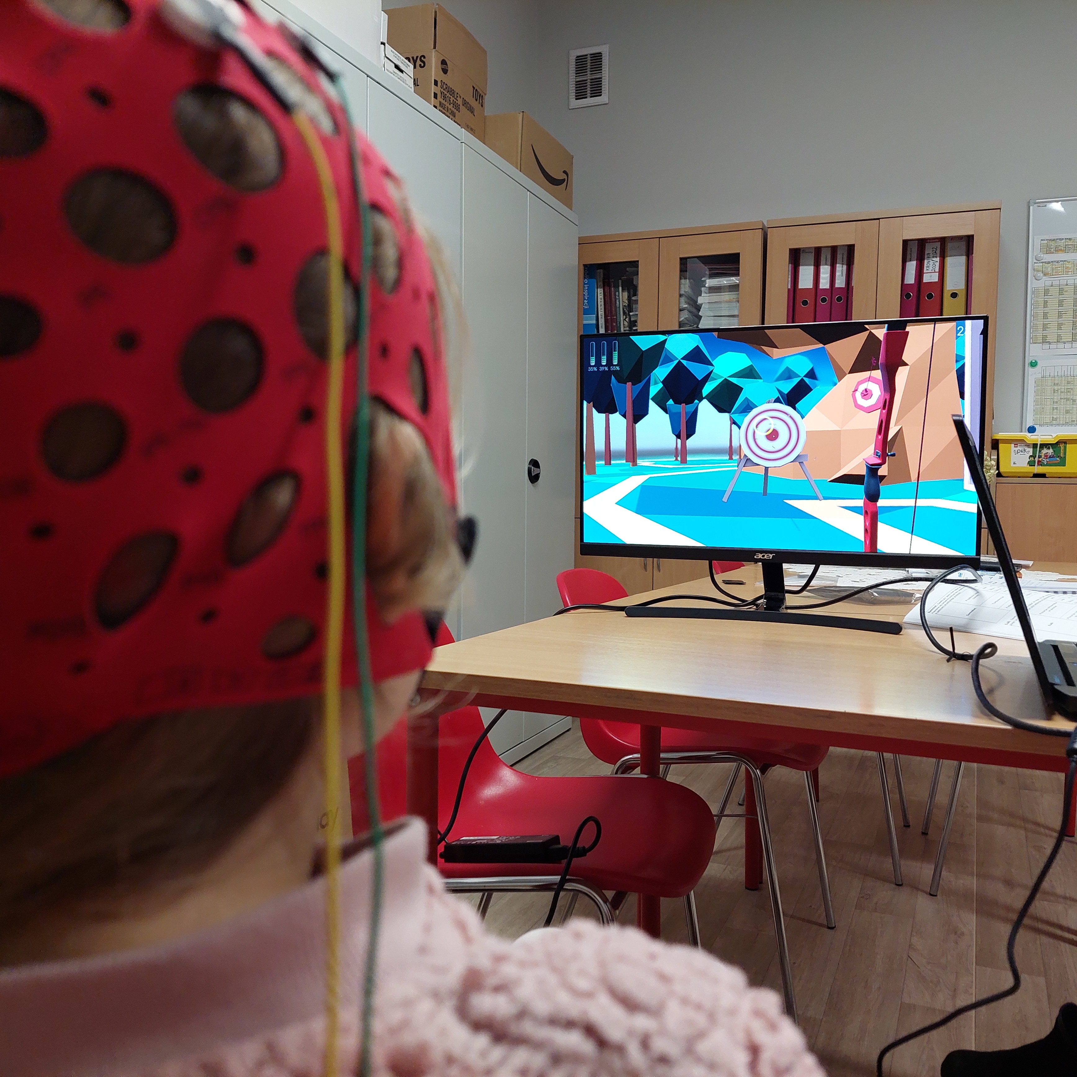 Grafika przedstawia zajęcia Biofeedback w Szkole Podstawowej w Rogalinku
