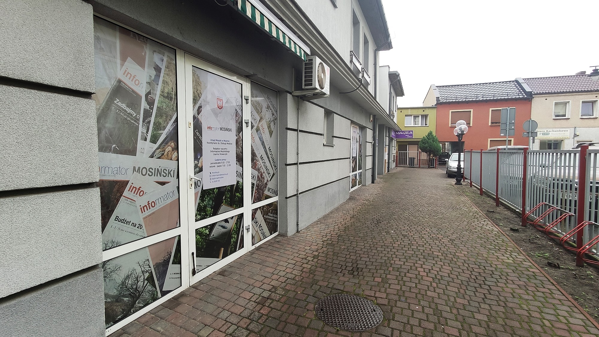 Pracownicy urzędu w nowych siedzibach