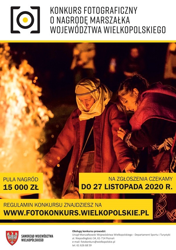 prezentuje konkurs fotograficzy, na zdjęciu widać 2 kobiety ogrzewające się przy płomieniach palącego się ogniska