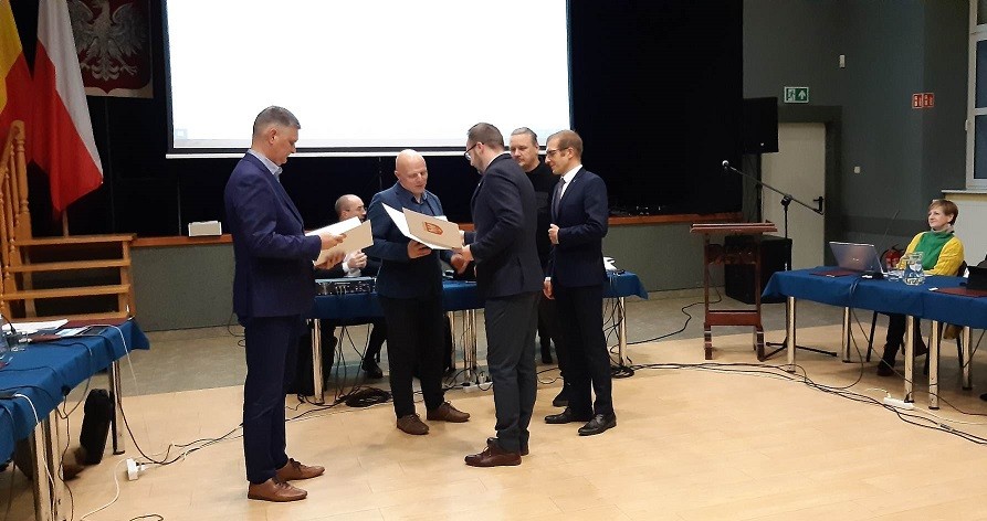 Wręczenie podziękowań członkom komisji oceniajacej prace dyplomowe