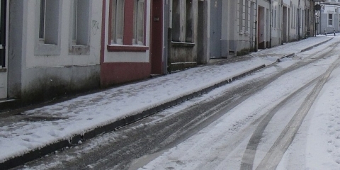 Apel o zimowe odśnieżanie chodników i dachu