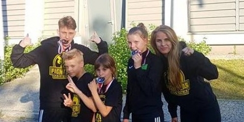 Zawodnicy  UKS Fighters Mosina na podium