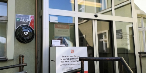 Defibrylator AED na budynku urzędu