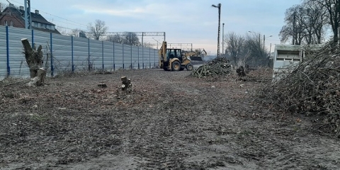 Porządkowanie placu na parkingu ziemnym przy Dworcu Kolejowym