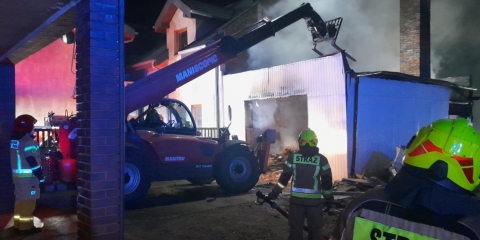 Pożar garażu w Pecnej – szybka akcja strażaków i lokalnej społeczności!