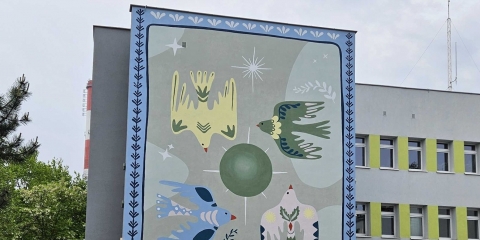 „Tam, gdzie ptaki śpiewają…” – nowy mural na budynku Urzędu