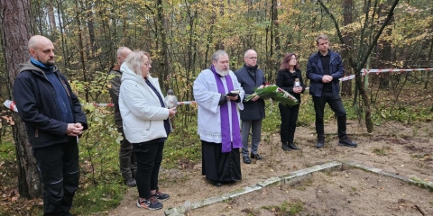 Modlitwa nad grobem ofiar