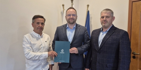 Podpisano umowy z wykonawcami boisk w Czapurach i w Pecnej