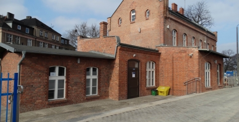 Budynek dworca kolejowego w Luboniu - Luboński Szlak Architektury Przemysłowej (fot