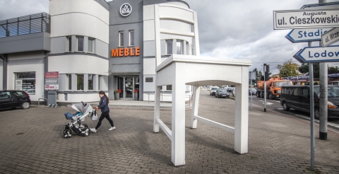 Krzesło XL - przed Salonem Meblowym Stolarzy Swarzędzkich - Swarzędzki Szlak Meblowy (fot