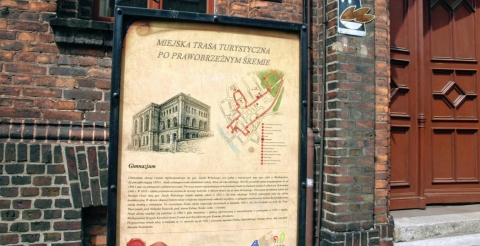 Tablica Miejskiej Trasy Turystycznej po prawobrzeżnym Śremie przy budynku gimnazjum (fot
