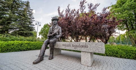 Ławeczka Wojciecha Bogusławskiego w Suchym Lesie (fot