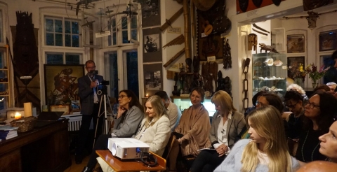 Spotkanie z poezją w Muzeum - publiczność wsłuchana w wiersze poety(2)