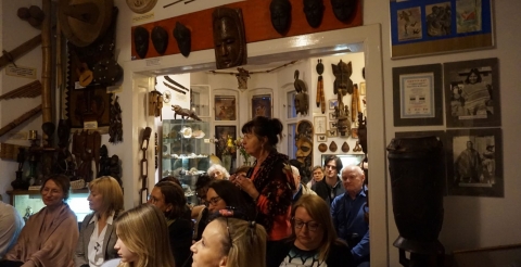Spotkanie z poezją w Muzeum - publiczność wsłuchana w iwersze poety