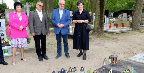 14 kwietnia w Mosinie odsłonięto tablicę pamiątkową poświęconą dr Kazimierzowi Maciejewskiemu niezwykle oddanemu lekarzowi.