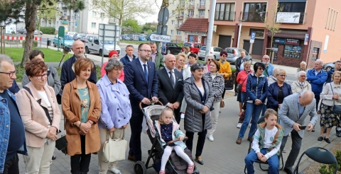 14 kwietnia w Mosinie odsłonięto tablicę pamiątkową poświęconą dr Kazimierzowi Maciejewskiemu niezwykle oddanemu lekarzowi.