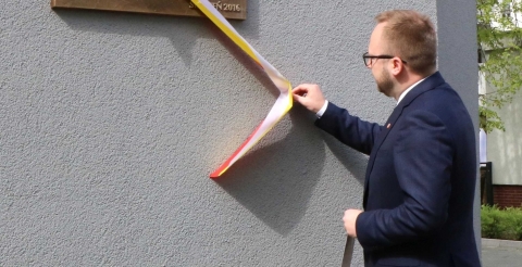 14 kwietnia w Mosinie odsłonięto tablicę pamiątkową poświęconą dr Kazimierzowi Maciejewskiemu niezwykle oddanemu lekarzowi.