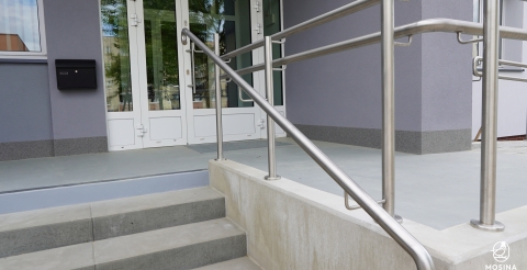 10 Przebudowa wejścia do biblioteki