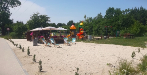 Kąpielisko Glinianki w Mosinie (Mosina - Pożegowo) - budka Eleganta i plac zabaw przy dojściu do plaży