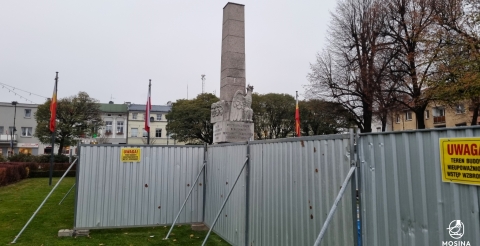 Na mosińskim rynku trwa remont Pomnika Pamięci