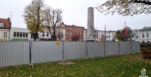 Na mosińskim rynku trwa remont Pomnika Pamięci