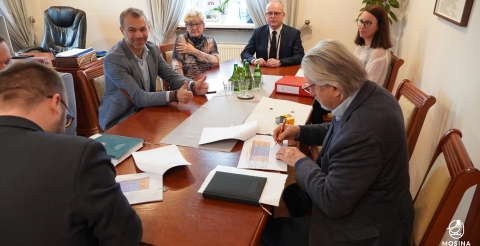 14 Pospisanie umowy na budowę skateparku w Mosinie