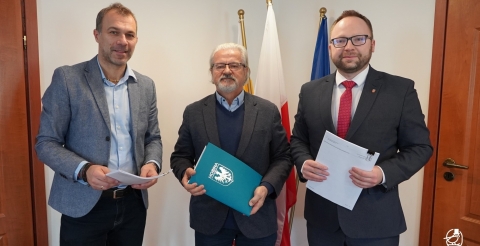 17 Pospisanie umowy na budowę skateparku w Mosinie