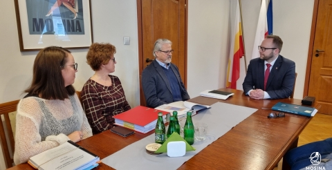 02 Pospisanie umowy na budowę skateparku w Mosinie