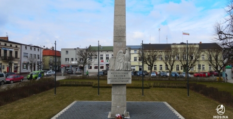 Na mosińskim rynku trwa remont Pomnika Pamięci