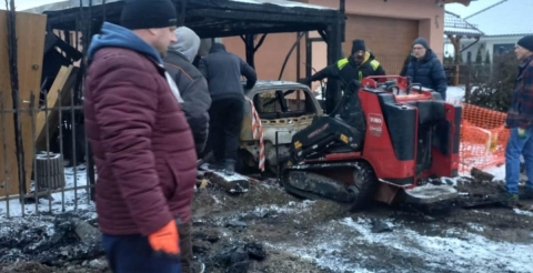 W niedzielę społeczności Krosinka i okolic okazała pomoc w sprzątaniu pogorzeliska. 