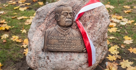Płaskorzeźba Stanisława Nizińskiego w Buku (fot