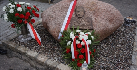 Płaskorzeźba Józefa Grobelnego w Buku (fot
